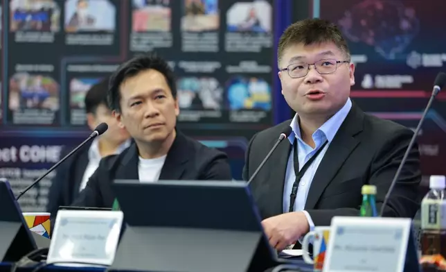 民航處副處長許文豪（右）介紹香港智能低空交通管理系統（SLATMS）的相關技術，設計概念及配套服務，旁為城大、科大及理大兼任教授潘志健教授。