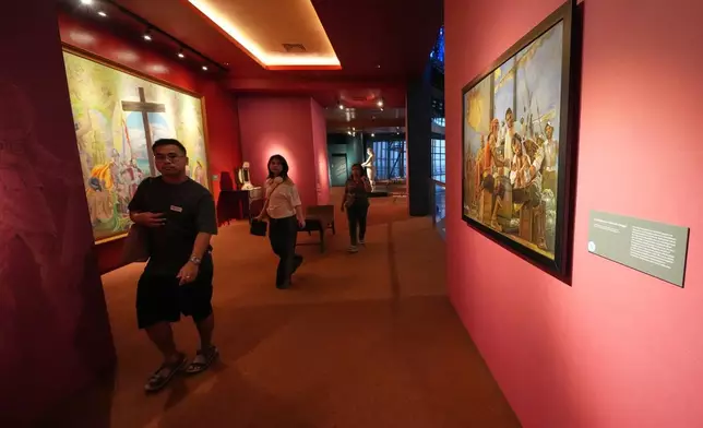 2026年8月28日周五，參觀者在菲律賓馬尼拉大帆船博物館內，觀看展品。(美聯社圖片/Aaron Favila) AP圖片