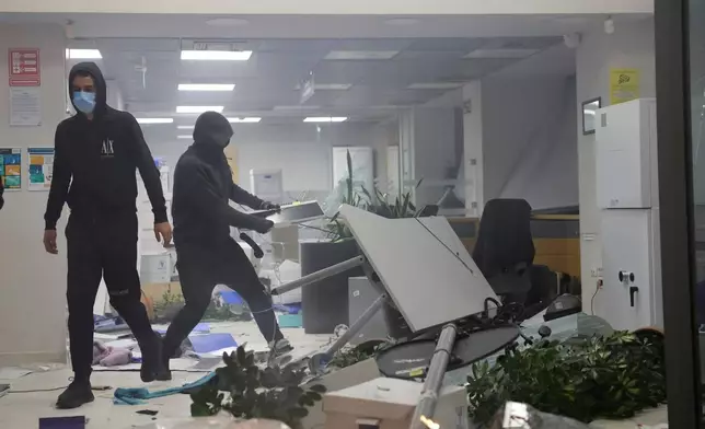 蒙面示威者在阿爾巴尼亞地拉那的衝突中，破壞一間銀行。學生已加入「火烈鳥反政府運動」。攝於2026年10月14日周三。(美聯社圖片/Hameraldi Agolli) AP圖片