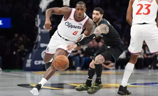 洛杉磯快艇後衛克里斯鄧恩（8號）在明尼蘇達木狼隊的NBA盃籃球賽上半場失控球，木狼後衛拉美路波爾（中）防守。攝於2026年10月30日周五，明尼阿波利斯。(美聯社圖片/Abbie Parr) AP圖片