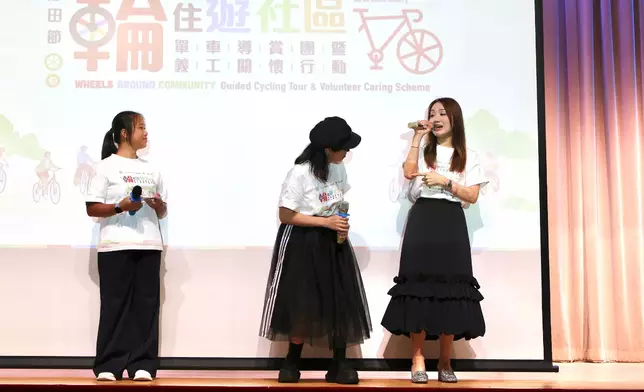 瑪姬展示自己右手肘上疤痕，以親身經歷告誡學生安全永遠是第一位