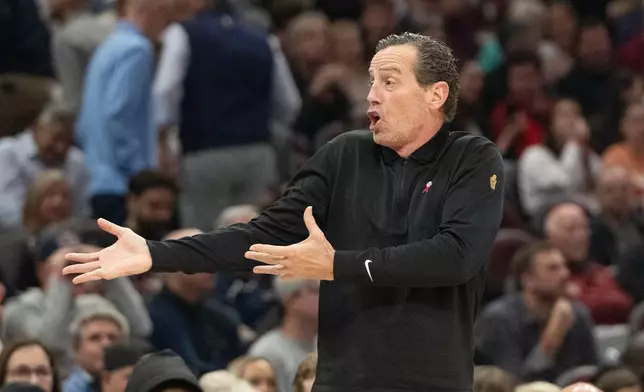 克里夫蘭騎士主教練艾堅遜周三（2026年10月28日）在克里夫蘭舉行的NBA籃球賽上半場，對球證判決作出反應。(美聯社圖片/Phil Long) AP圖片