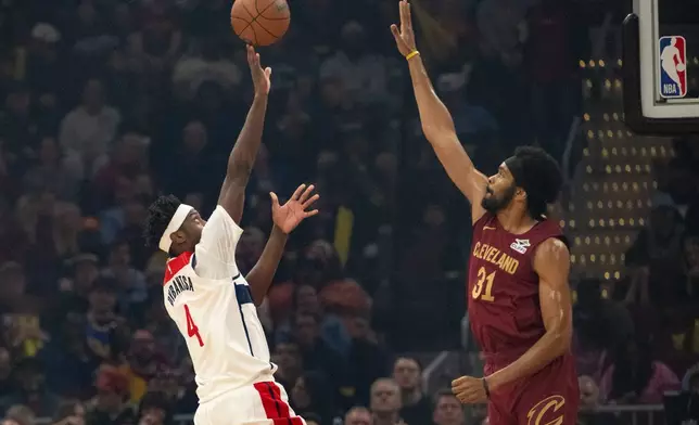 華盛頓巫師的戴班沙（4號）周三（2026年10月28日）在克里夫蘭舉行的NBA籃球賽上半場，在克里夫蘭騎士的艾倫（31號）防守下起手投籃。(美聯社圖片/Phil Long) AP圖片