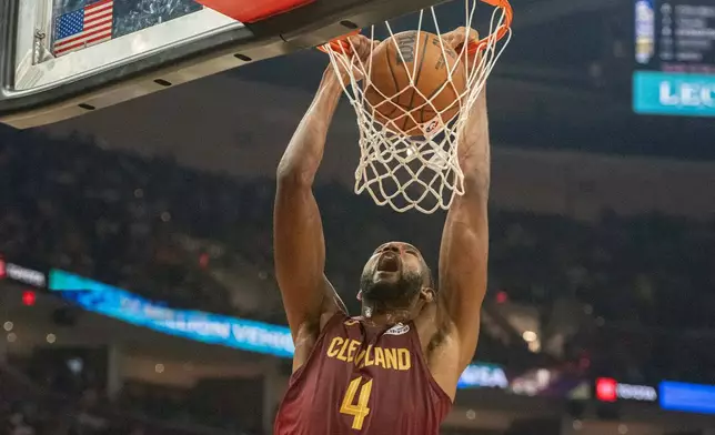 克里夫蘭騎士的莫布利（4號）周三（2026年10月28日）在克里夫蘭舉行的NBA籃球賽上半場，對華盛頓巫師入樽。(美聯社圖片/Phil Long) AP圖片