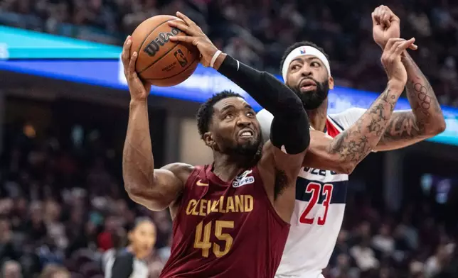 克里夫蘭騎士的米曹（45號）周三（2026年10月28日）在克里夫蘭舉行的NBA籃球賽上半場，在華盛頓巫師的安東尼戴維斯（23號）防守下切入籃底。(美聯社圖片/Phil Long) AP圖片