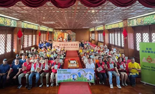 荃灣辦重陽防火教育活動 消防處教居民用滅火筒防煙頭套