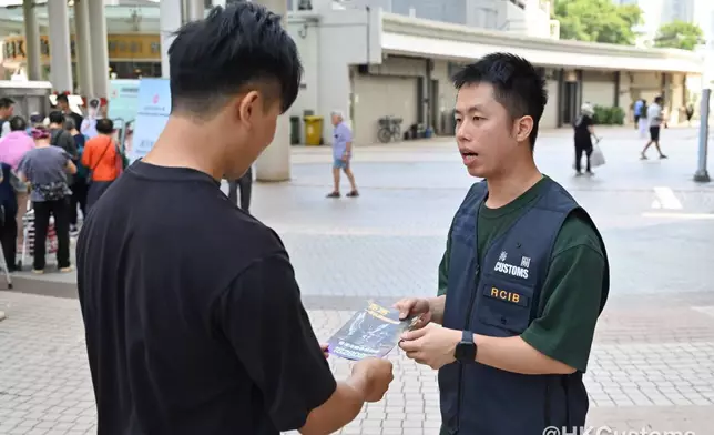 香港海關北區跨部門反私煙宣傳 講解完稅標籤制度