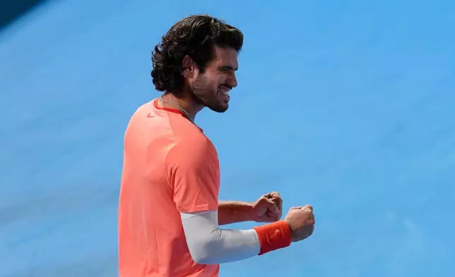 西班牙選手卡洛斯艾卡拉茲在東京舉行的日本公開賽男單決賽中，擊敗捷克選手伊利利希卡後慶祝。攝於二零二六年十月六日周二。(美聯社圖片/Eugene Hoshiko) AP圖片