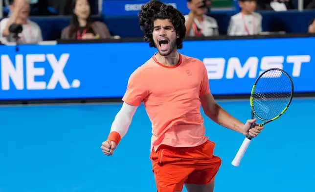 西班牙選手卡洛斯艾卡拉茲在東京舉行的日本公開賽男單決賽中，擊敗捷克選手伊利利希卡後慶祝。攝於二零二六年十月六日周二。(美聯社圖片/Eugene Hoshiko) AP圖片