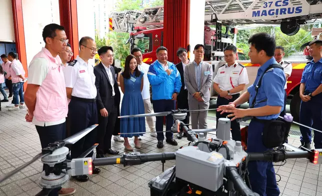 香港消防處聯同北元朗防火委員會交流，重陽節出動無人機高空監察防山火。