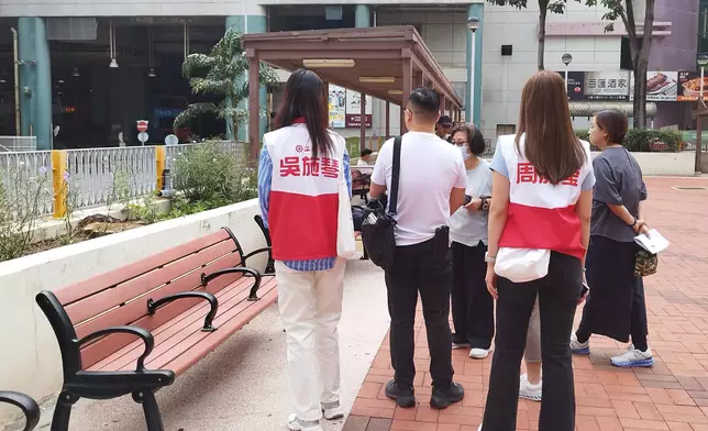 康文署聯同葵青區議員視察大隴街休憩花園，講解防鼠滅鼠措施。