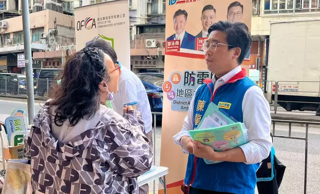 通訊辦深水埗區防電騙路演 聯同地區大使向街坊派宣傳單張