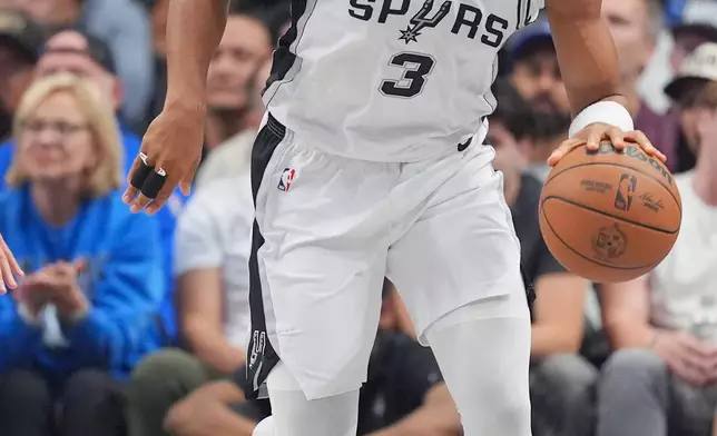 聖安東尼奧馬刺隊前鋒莊遜在2026年10月24日周六，達拉斯舉行的一場NBA籃球賽上半場，對陣達拉斯獨行俠隊時的表現。(美聯社圖片/Julio Cortez) AP圖片