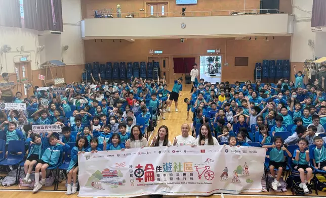 江若琳與瑪姬聯同活動召集人楊英瀚議員以及香港道教聯合會純陽小學蔡華媚校長與300位師生合影留念