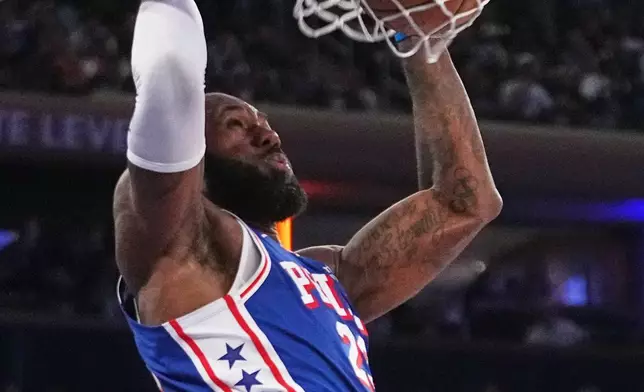 2026年10月20日周二，費城76人隊前鋒勒邦占士在紐約舉行的NBA籃球賽下半場，對陣紐約人隊時入樽。(美聯社圖片/Frank Franklin II) AP圖片