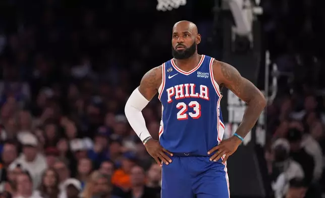 2026年10月20日周二，費城76人隊前鋒勒邦占士在紐約舉行的NBA籃球賽下半場，對陣紐約人隊時觀看賽事。(美聯社圖片/Frank Franklin II) AP圖片