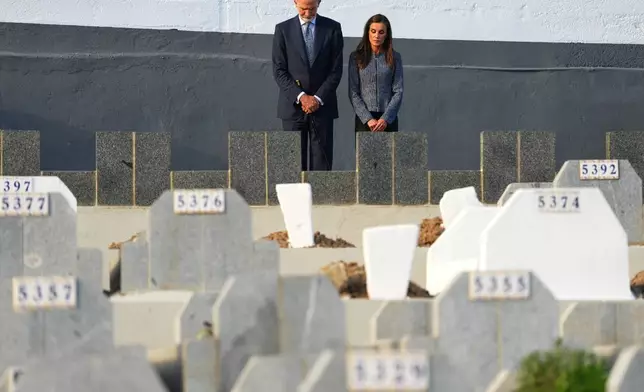 西班牙國王費利佩六世與萊蒂西亞王后，周二（2026年10月13日）到訪西班牙飛地休達，在西迪恩巴雷克墓地站立。該墓地安葬了7月30日及31日在海上遇難的人士。(美聯社圖片/Manu Fernández) AP圖片