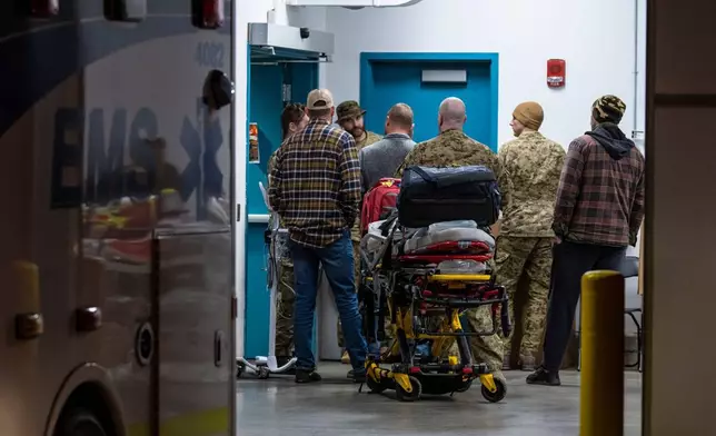 應急人員及軍事人員在溫賴特健康中心，處理加拿大溫賴特軍事基地火災後受傷的軍事人員。攝於2026年10月17日周六，阿爾伯塔省溫賴特市郊。（美聯社圖片/John Ulan/The Canadian Press） AP圖片