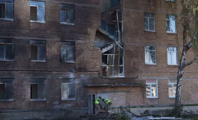 2026年10月1日周四，警員將一枚未爆炸的沙希德無人機彈頭，從烏克蘭基輔一間遭俄羅斯襲擊損毀的學校搬出。(美聯社圖片/Evgeniy Maloletka) AP圖片
