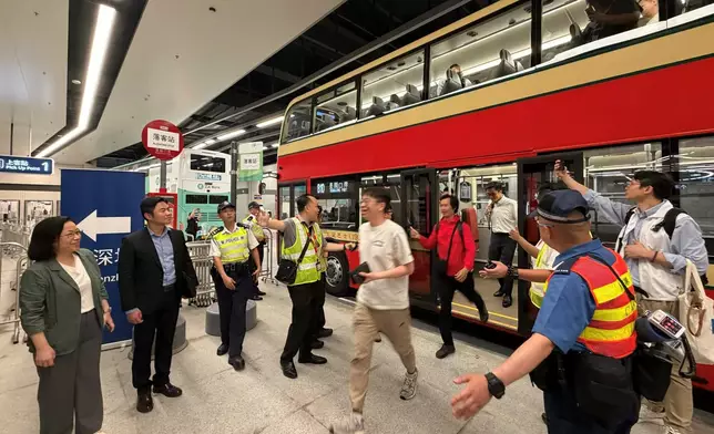 皇崗口岸開通，運輸署緊急事故協調中心提升級別監察交通。