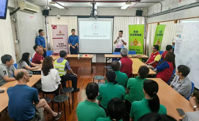 荃灣辦重陽防火教育活動 消防處教居民用滅火筒防煙頭套