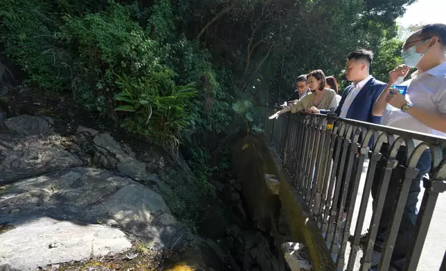 旅遊事務專員與議員實地視察山頂光影匯 承諾即時改善減居民疑慮