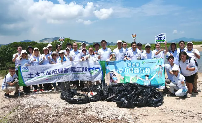 土木工程拓展署義工隊白泥海灘清潔 署長方學誠親身帶隊守護海岸
