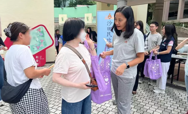 沙田小區滅鼠行動開鑼，利安邨首站向居民派滅鼠小冊子。