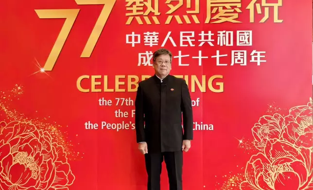 國慶77周年商經局落實多項工作 丘應樺逛商場消費買朱古力分享