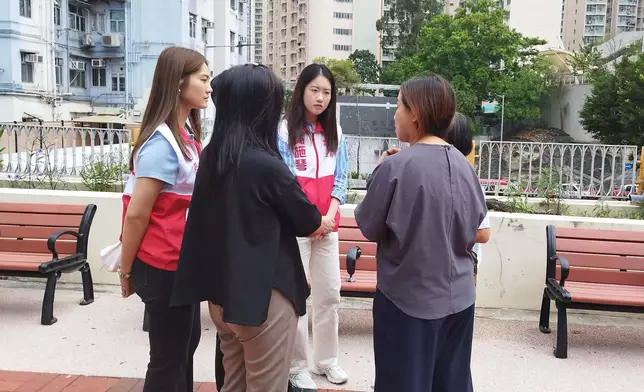 康文署聯同葵青區議員視察大隴街休憩花園，講解防鼠滅鼠措施。