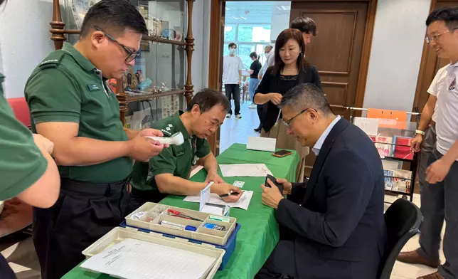 醫療輔助隊為現役人員提供免費流感疫苗接種 總部職員首日率先響應