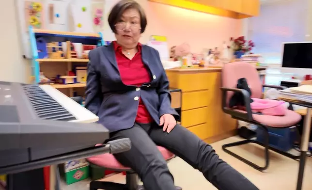 王醫生玩電腦椅玩得好開心，佢話呢個都係佢評估ADHD嘅工具。