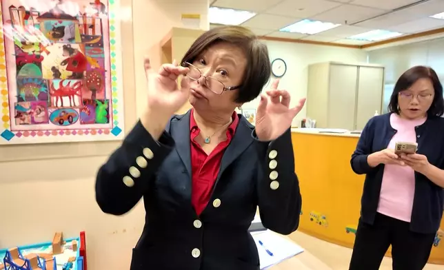 回看昔日受訪片段，王玉珍笑嫌自己當年太嚴肅。