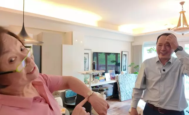因為王玉珍冇時間觀念，所以屋企四處都係時鐘。