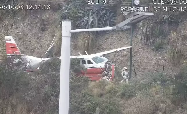 厄瓜多爾運鈔飛機降落期間失控衝出跑道，撞毀電線桿墜落公路。網上圖片