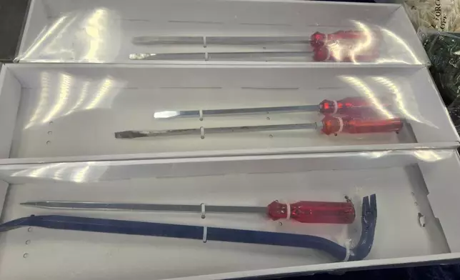 警方起回一批作案用的贓物。