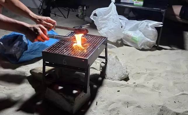 營友借用爐火架煮食，盡量確保火種離開沙灘沙面。漁護署FB圖片