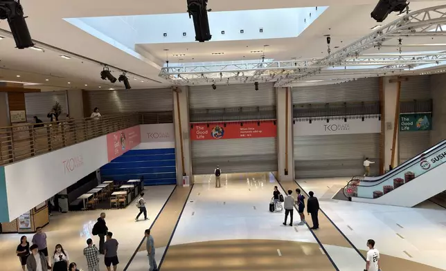 電壓驟降導致電梯、升降機等受影響，網民貼出相片指將軍澳一個商場受影響的商戶落閘。Threads圖片