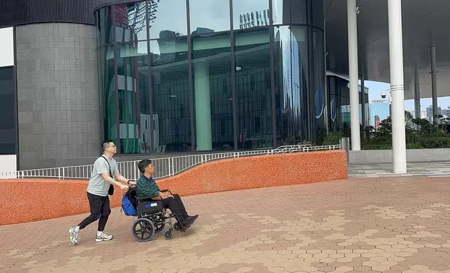 啟德體育園自規劃設計階段已融入通用設計理念，包括設置平緩坡道及連貫性通道，方便不同出行需要人士直達場館。