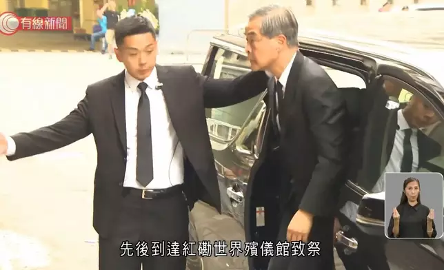 高級警員朱振國在紅磡世界殯儀館設靈，全國政協副主席梁振英到場致意。有線新聞視頻截圖