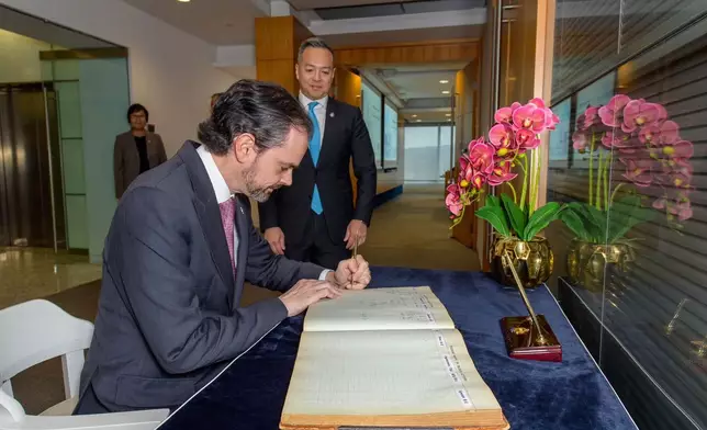 警務處處長周一鳴歡迎國際刑警組織秘書長Valdecy Urquiza到訪。香港警察FB圖片