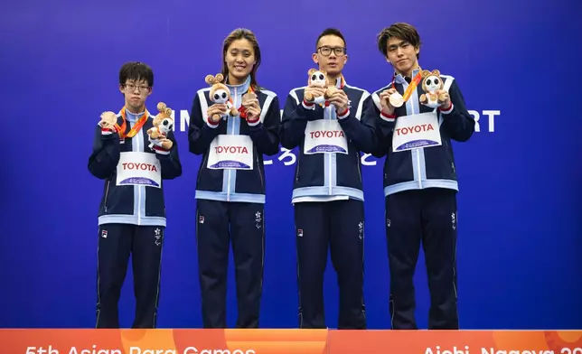 港隊劉肖儀(左一)、陳睿琳(左二)、張浚諾(右一)和黃漢彥(右二)奪得亞殘運混合S14級4X100米自由泳接力賽銅牌。中國香港殘疾人奧委會圖片