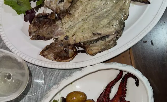 品嘗不同美食。