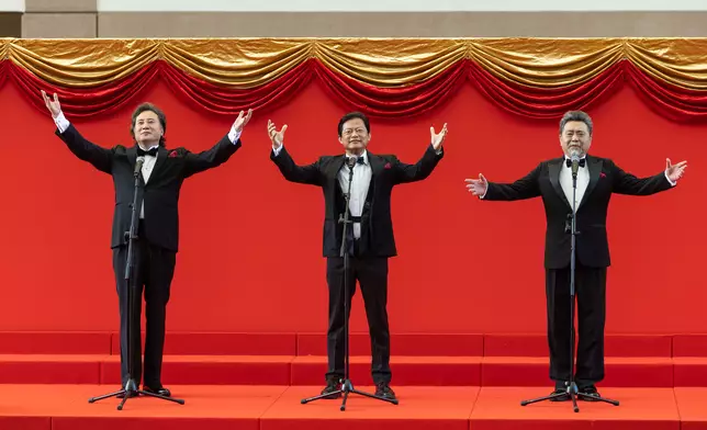 享譽國際的「中國三大男高音」（左起）戴玉強、莫華倫及魏松亮相沙田馬場獻唱多首愛國歌曲，並領唱國歌。