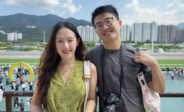 北京旅客李小姐及其男朋友對馬場內的國慶佈置讚不絕口。