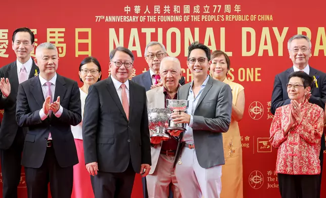 國慶盃頒獎儀式上，香港特別行政區政府政務司司長陳國基（前排左二）頒發國慶盃獎盃及銀碗予勝出馬匹的馬主顏為善及馬主代表。