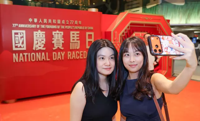 國慶賽馬日吸引逾9,300名旅客入場。