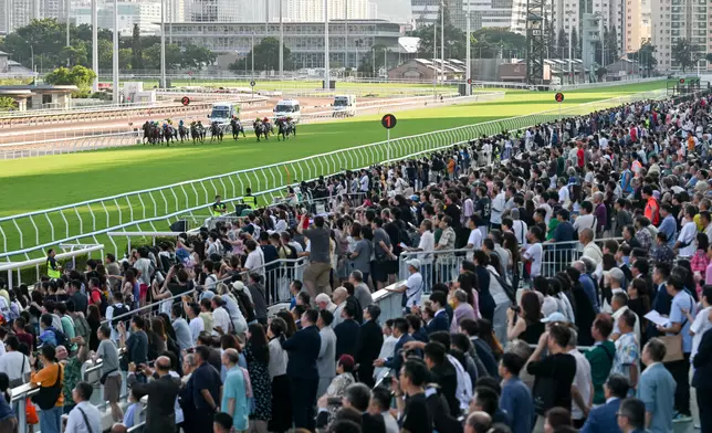 沙田馬場今日舉行國慶賽馬日，吸引大批馬迷入場。