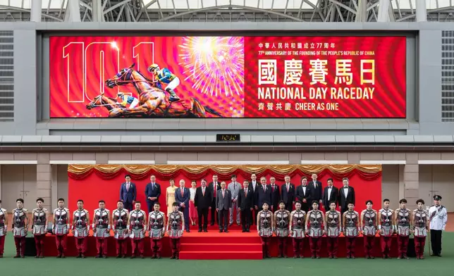國慶賽馬日開幕儀式在沙田馬場馬匹亮相圈舉行。政務司司長陳國基（前排左二）、外交部駐港特派員公署副特派員花有（前排左四）、馬會主席廖長江（前排左三）、馬會副主席黃嘉純（前排右一）、一眾董事及馬會行政總裁應家柏（前排左一）一同為開幕儀式主禮。