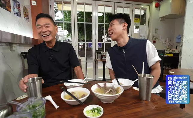 鄧達智帶行仔在元朗食靚牛腩。
